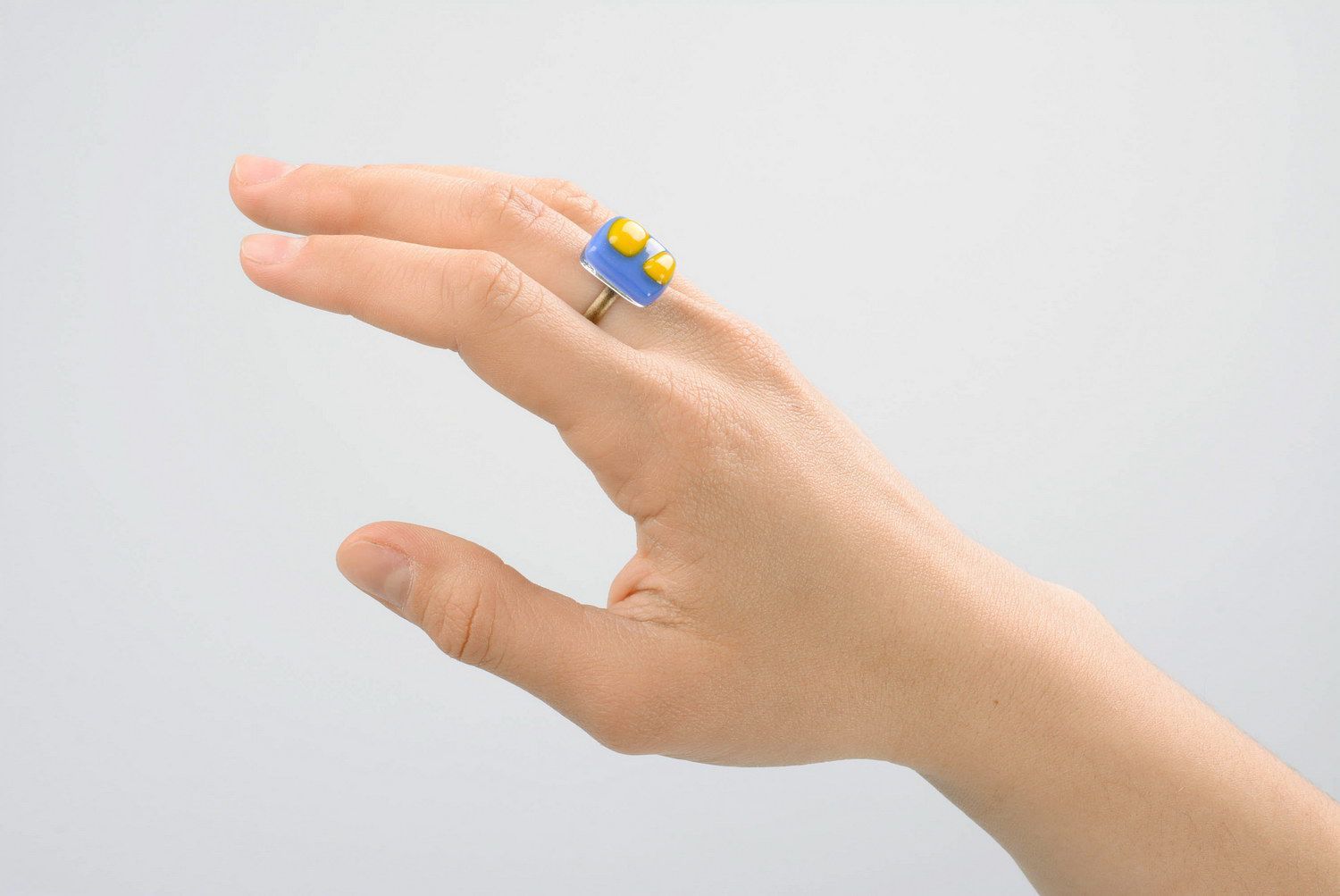 Перстень стеклянный желто-голубой фото 2
