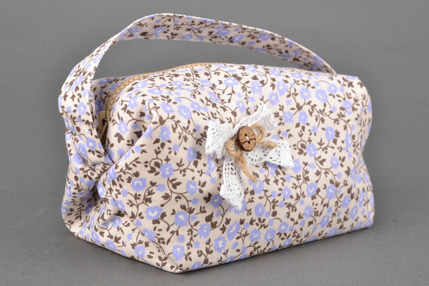 Fabric beauty bag with zipper and handle photo 1