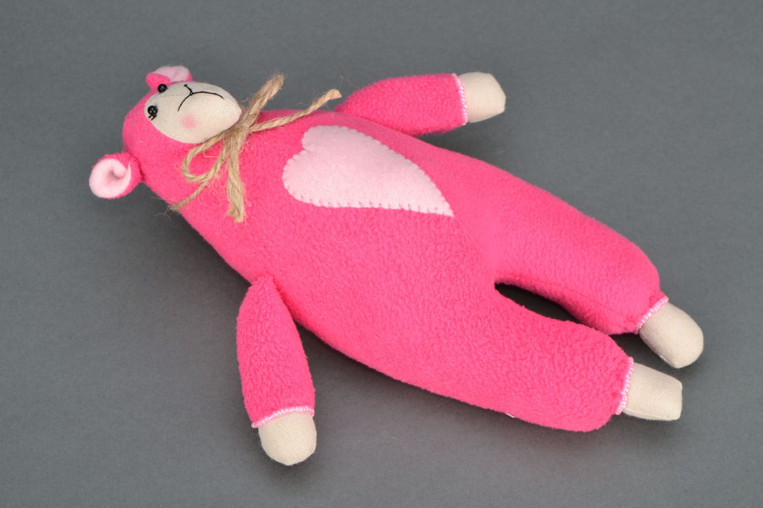 Brinquedo macio na forma de uma ovelha de cor rosa foto 2