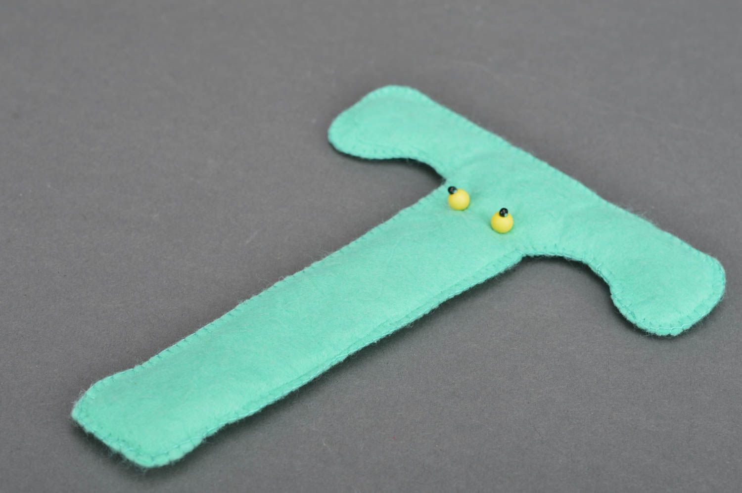 Petite lettre en feutre T verte faite main décorative jolie pour enfant photo 2