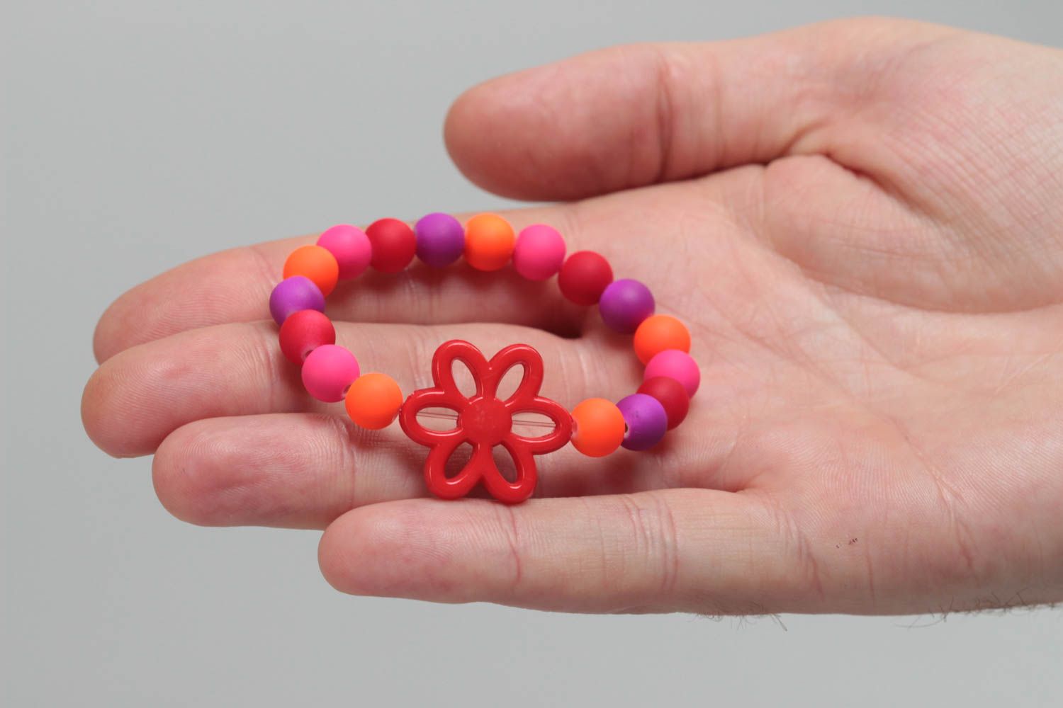 Pulsera de cuentas plásticas hecha a mano para niña multicolor con flor foto 5