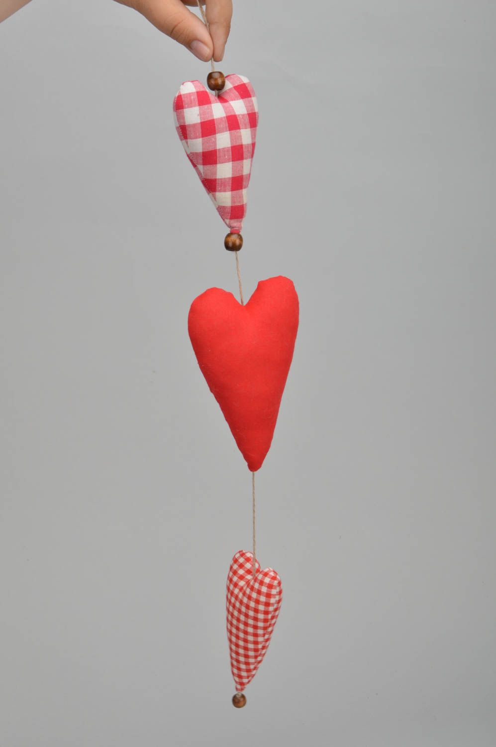 Интерьерная подвеска сердца красное и в клеточку 3 шт ручной работы декор фото 3