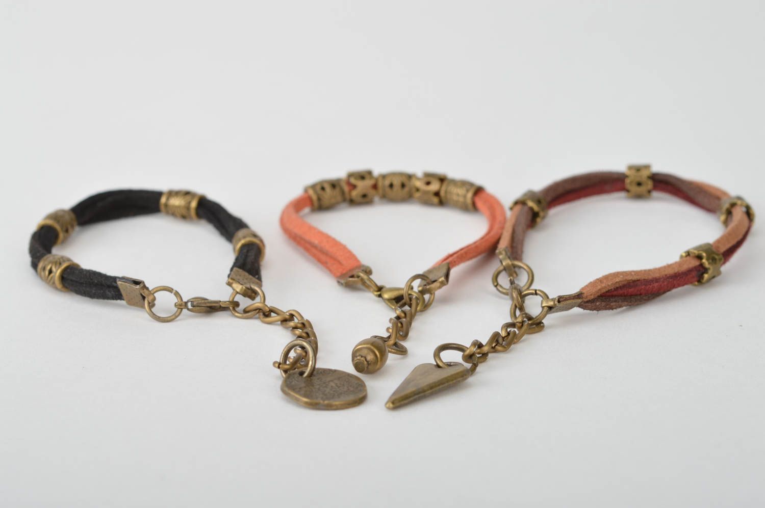 Комплект браслетов из замшевых шнурков с вставками 3 штуки разных цветов фото 2
