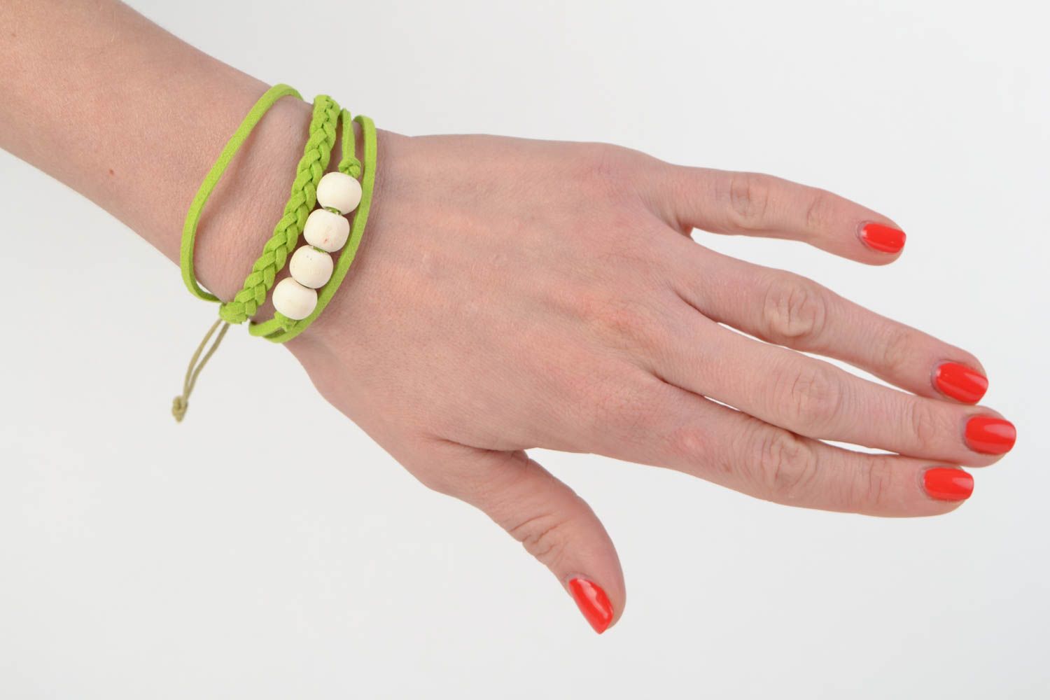 Hellgrünes handgemachtes geflochtenes Armband aus Baumwolle mit Holzperlen foto 2