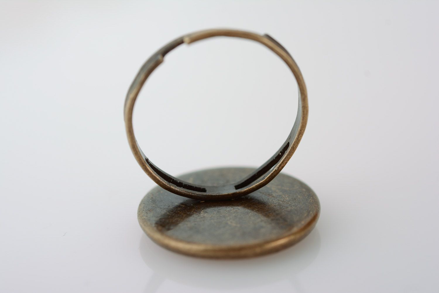 Rosafarbiger runder regulierbarer handgemachter Ring aus Epoxidharz mit Rosenblatt foto 5