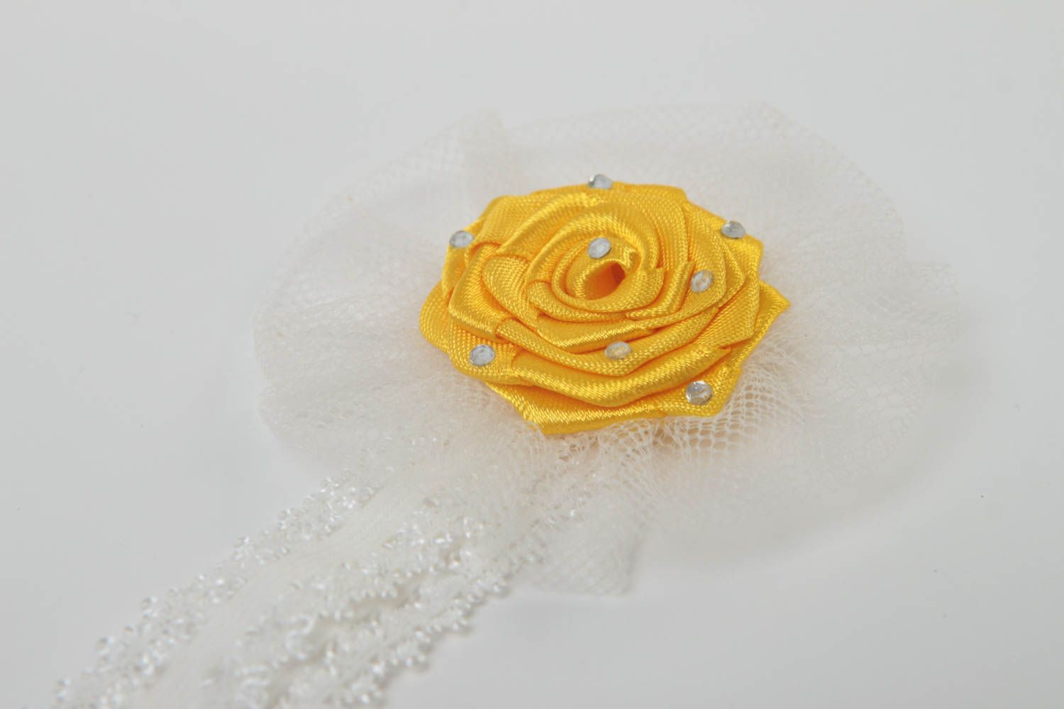 Нарядная повязка на голову с цветком в технике канзаши ручной работы желтая фото 3