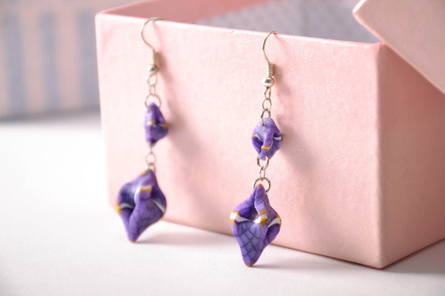 Boucles d'oreilles en argile polymère violettes originales photo 3