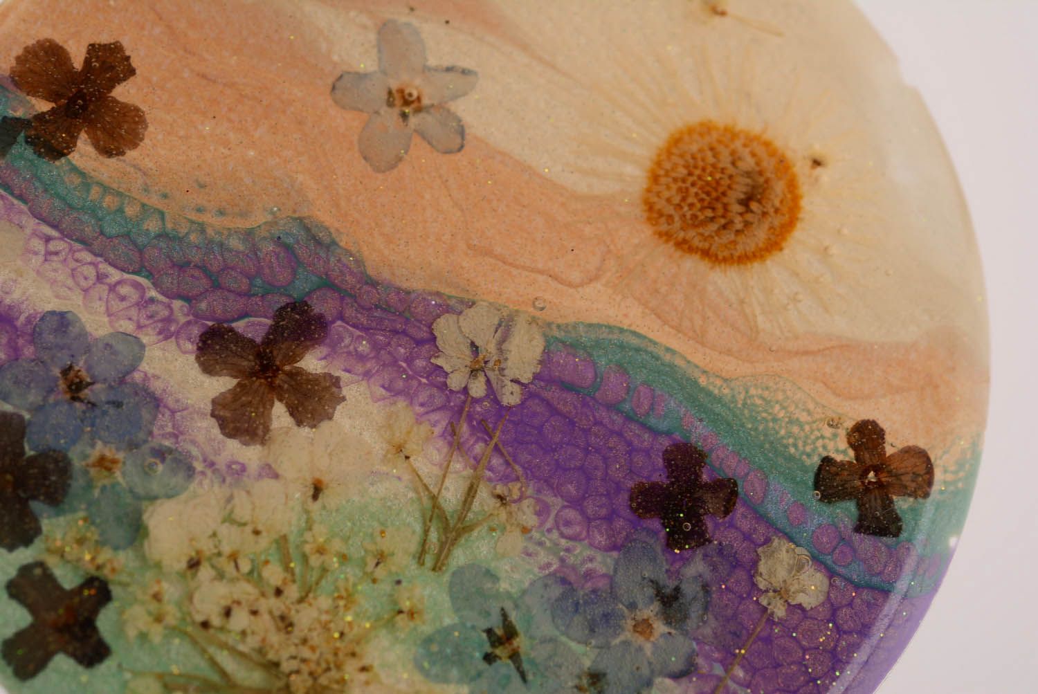 Ciondolo di resina epossidica fatto a mano pendente originale da donna con fiori foto 4