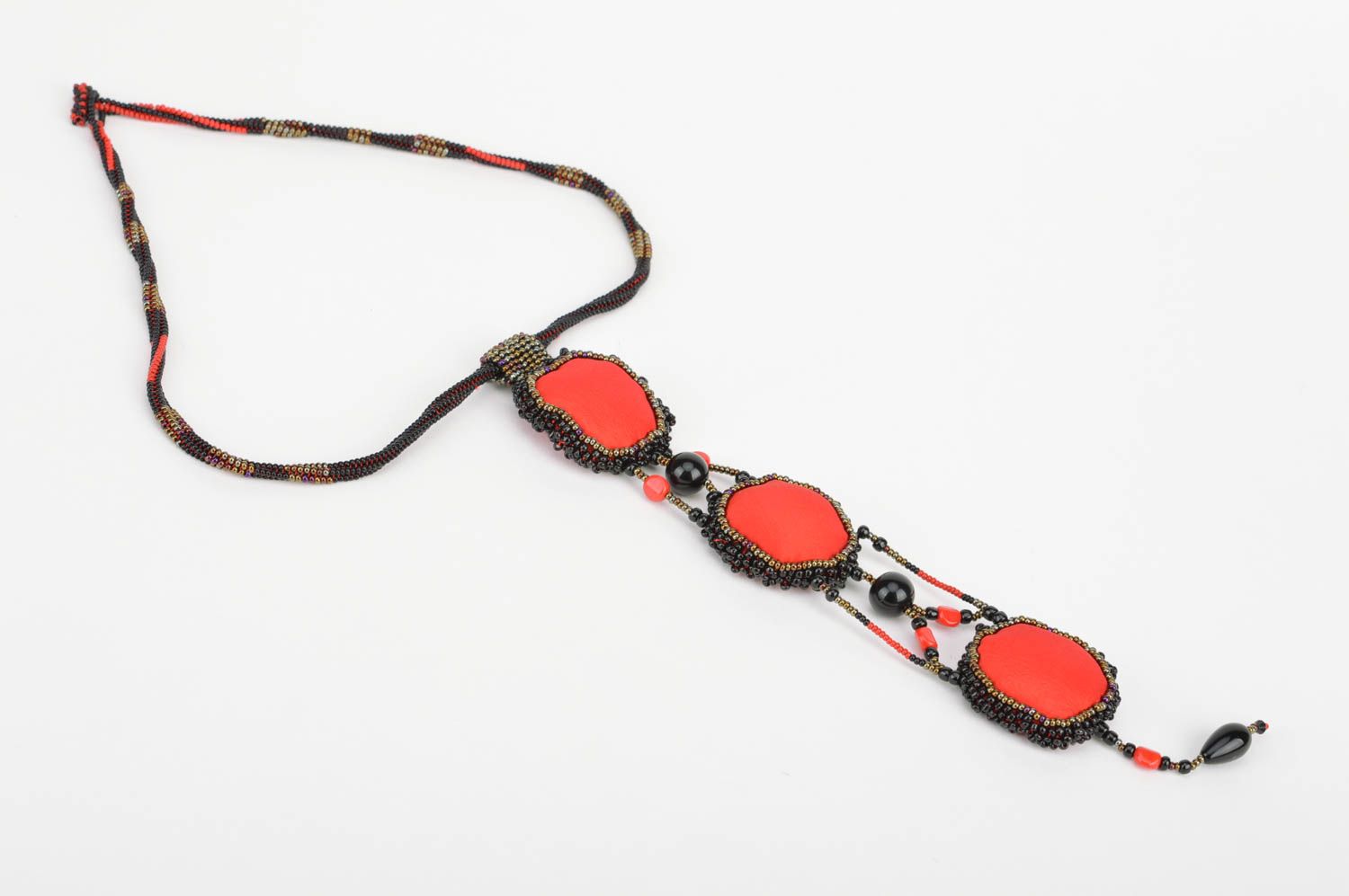 Collier en perles de rocaille avec pendentif triple en tissu fait main rouge photo 2
