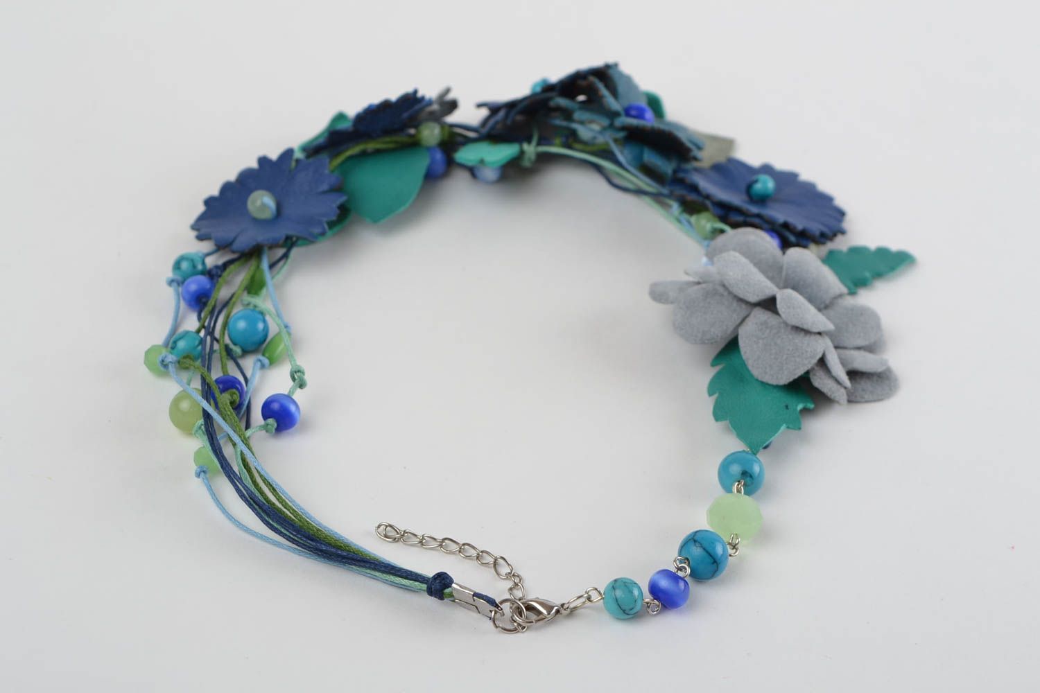 Collar de cuero y gamuza artesanal con forma de flores azules y azules claros foto 5