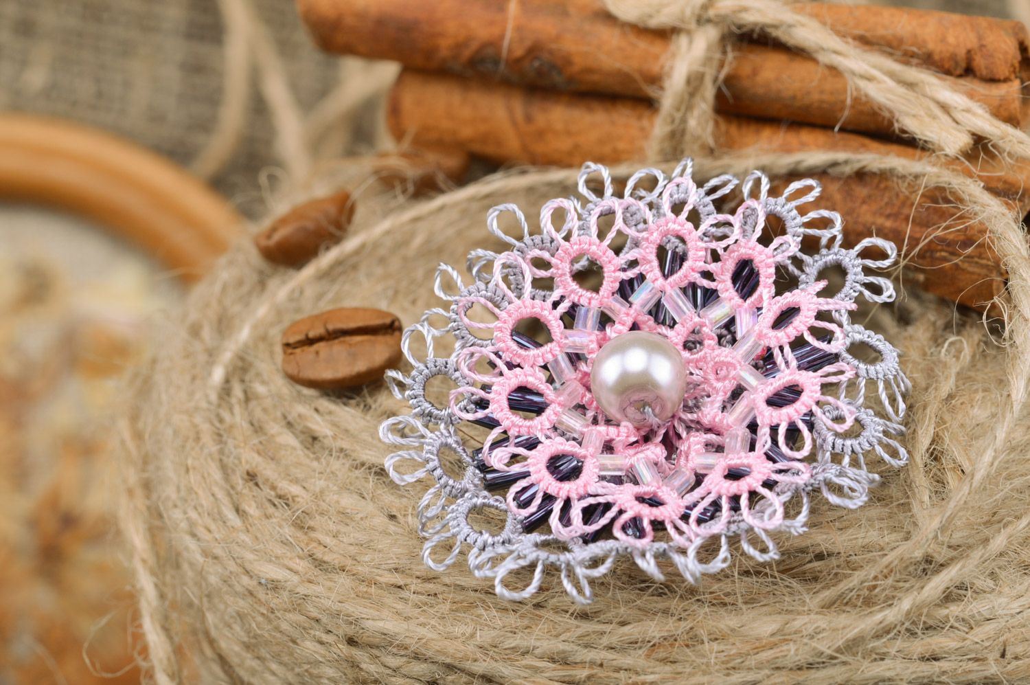 Текстильная брошь в виде серо-розового цветка ручной работы в технике фриволите фото 1