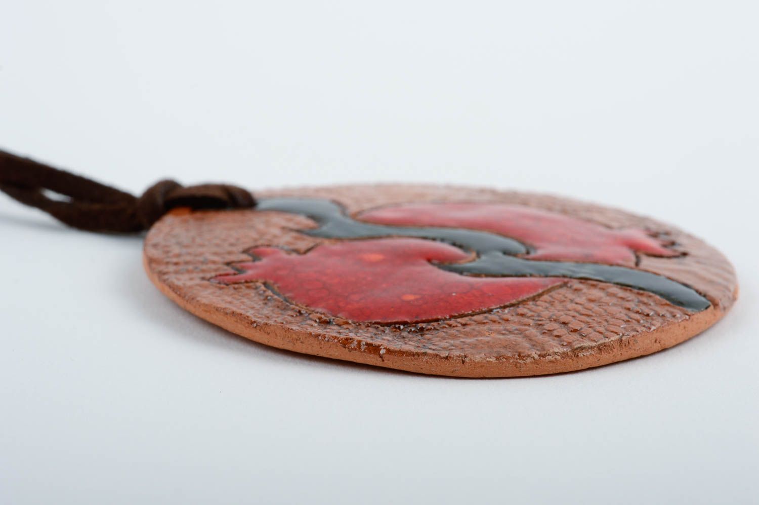 Авторский кулон на шнурке кулон ручной работы круглый подвеска из глины красивая фото 3