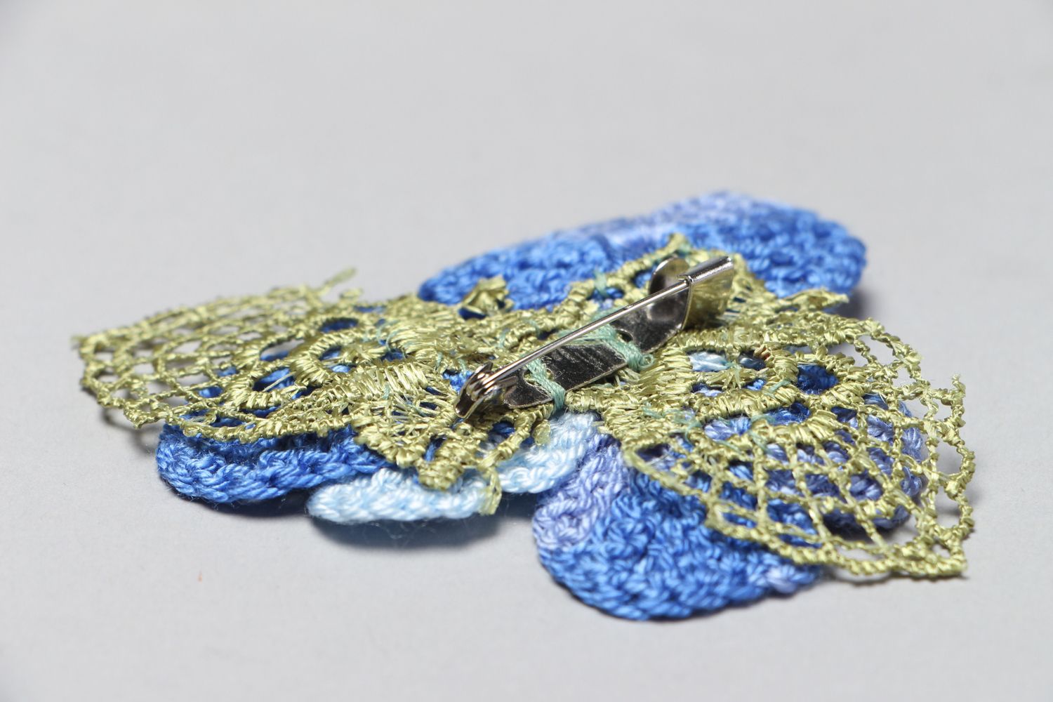Blue crochet brooch with flowers photo 3