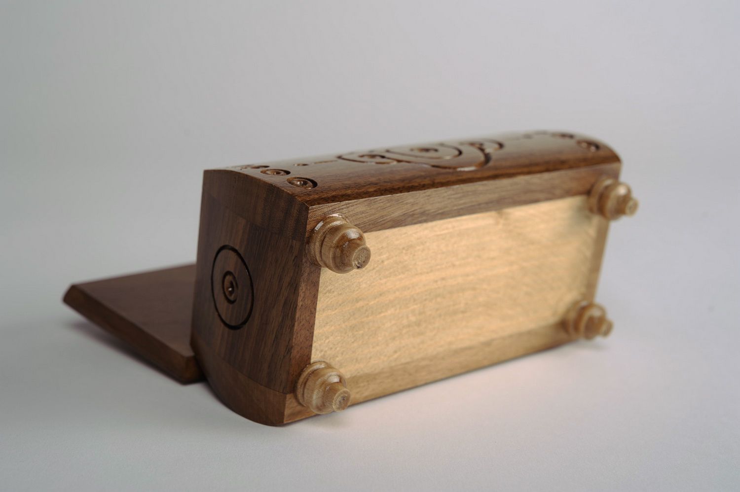 Boîte en bois avec sculpture faite main
 photo 3