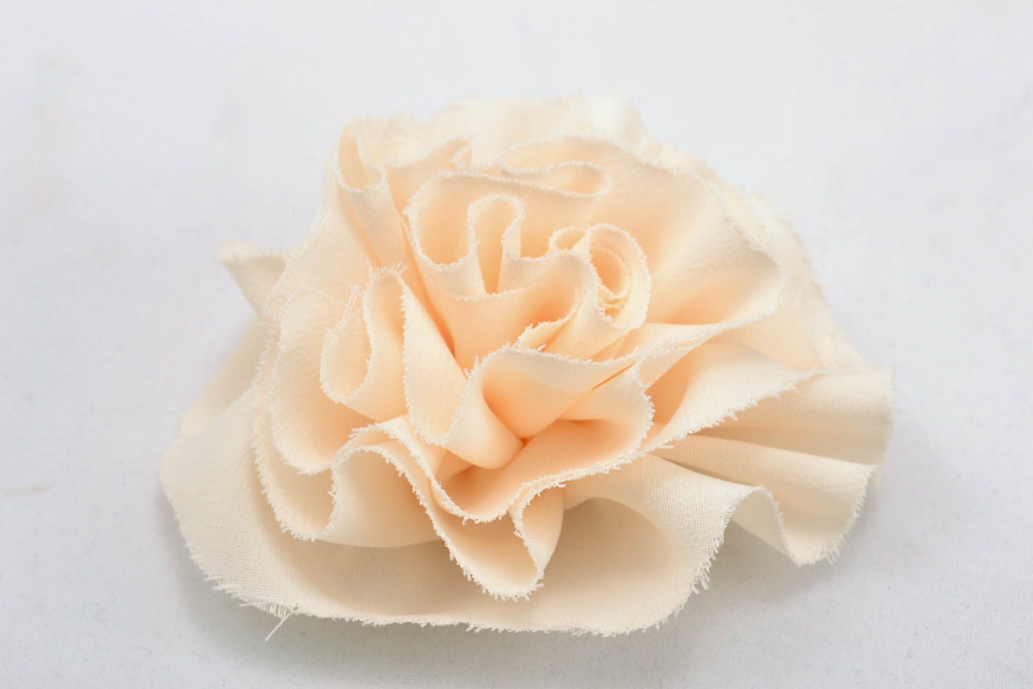 Broche couleur ivoire en tissu fleur faite main photo 1