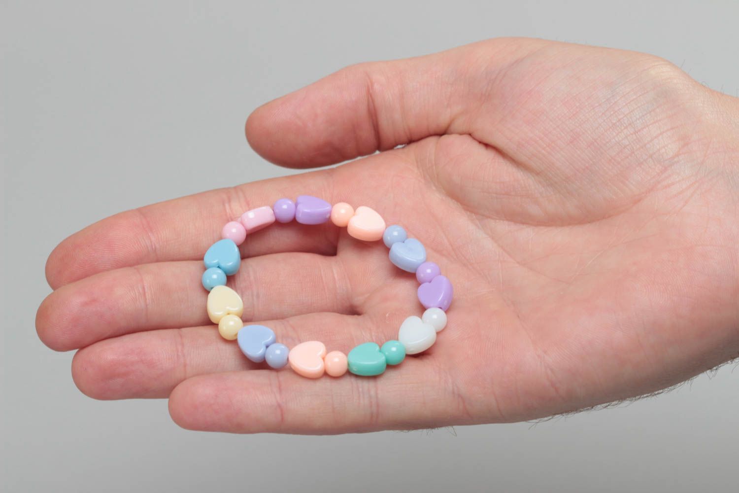 Браслет из пластиковых бусин ручной работы для девочки разноцветный с сердечками фото 5