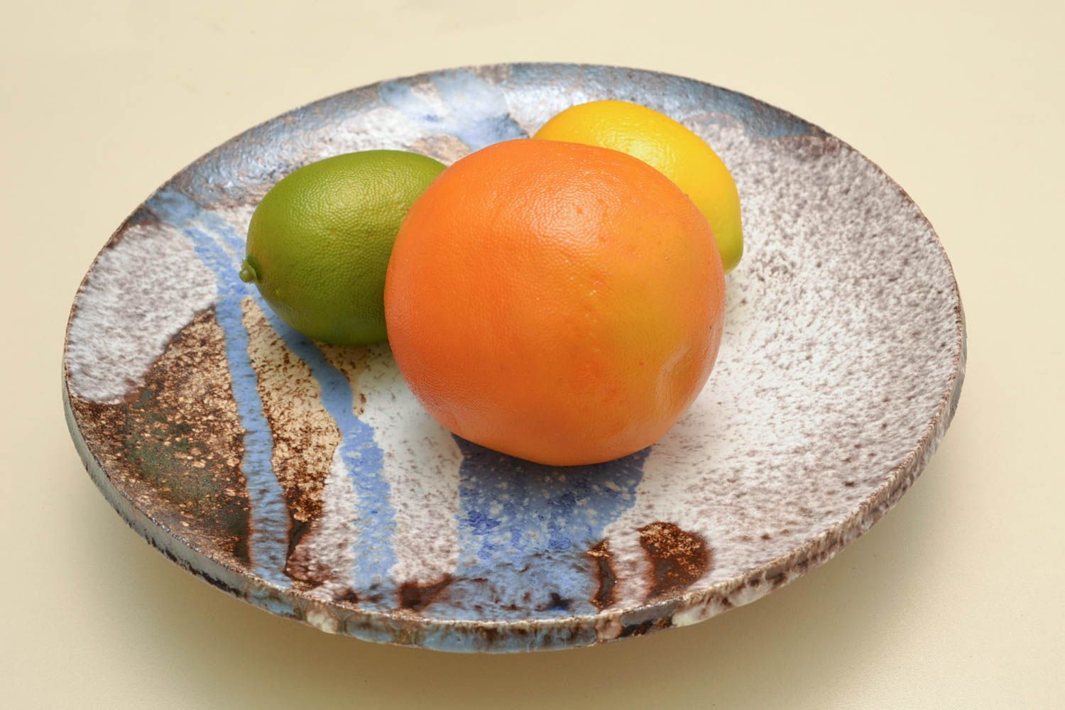 Необычная тарелка из глины плоская с глазурью  фото 5