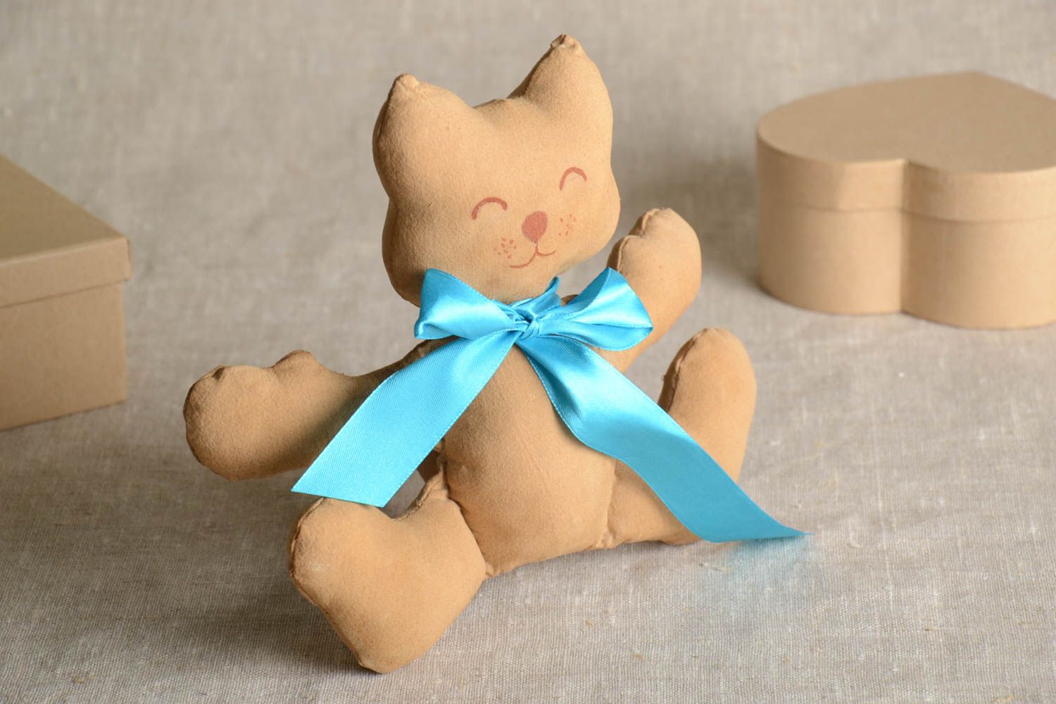 Игрушка ручной работы интерьерная игрушка декор для дома в виде кота бежевая фото 1