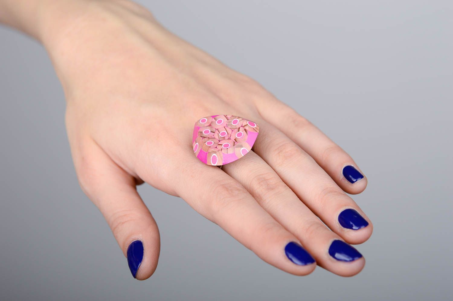 Перстень ручной работы кольцо из карандашей розовое большое стильное кольцо фото 2