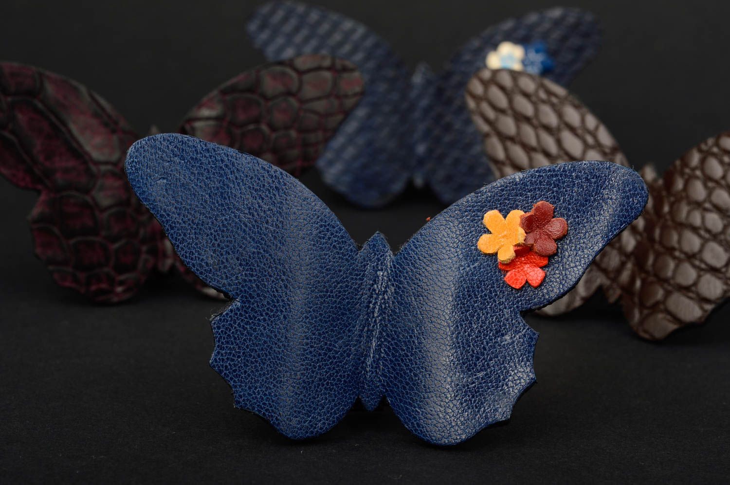 Broche originale faite main Bijou en cuir papillon avec fleurs Cadeau pour femme photo 1