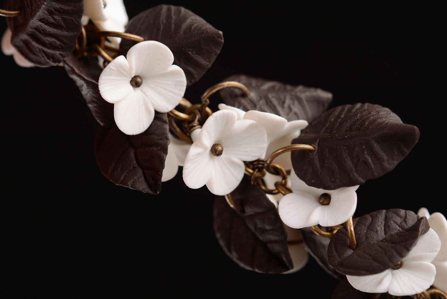 Schwarz weißes Armband aus Blumen foto 5