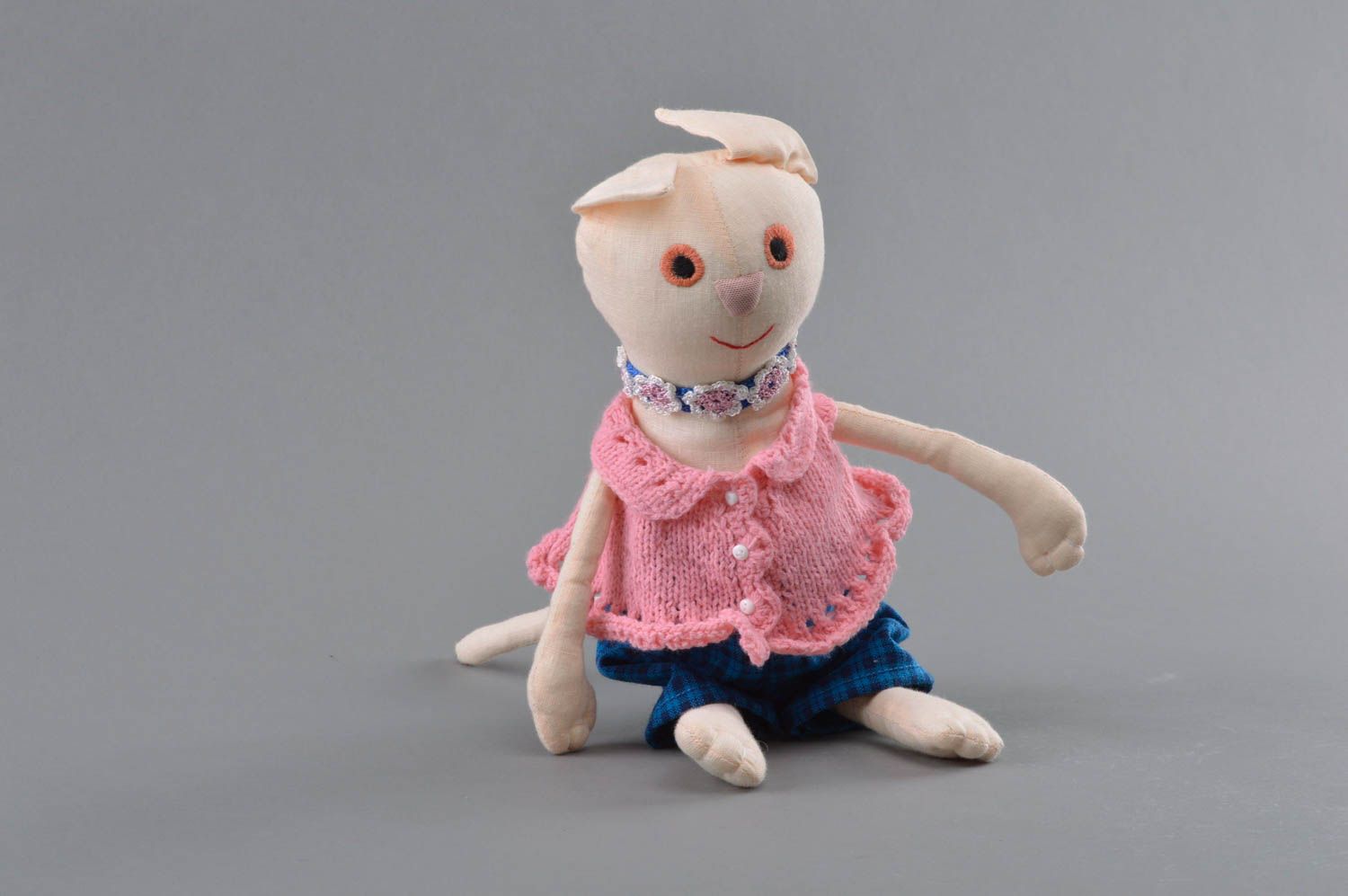 Детская игрушка ручной работы в виде кошки текстильная красивая нарядная фото 2