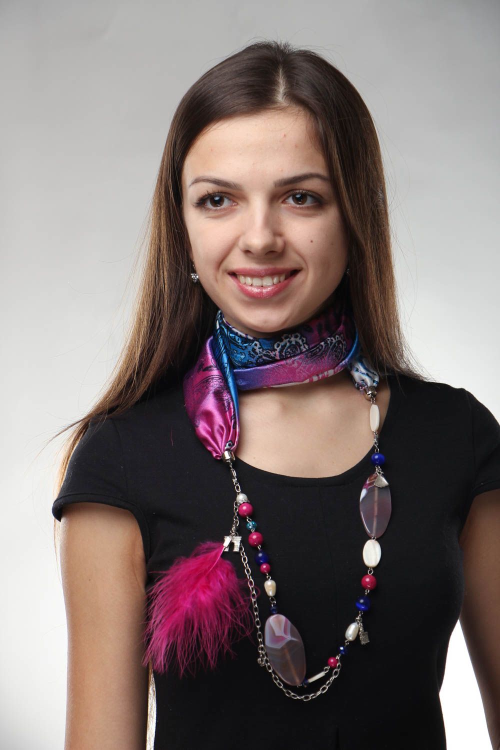 Шелковый шарф с натуральными камнями и пером  фото 2