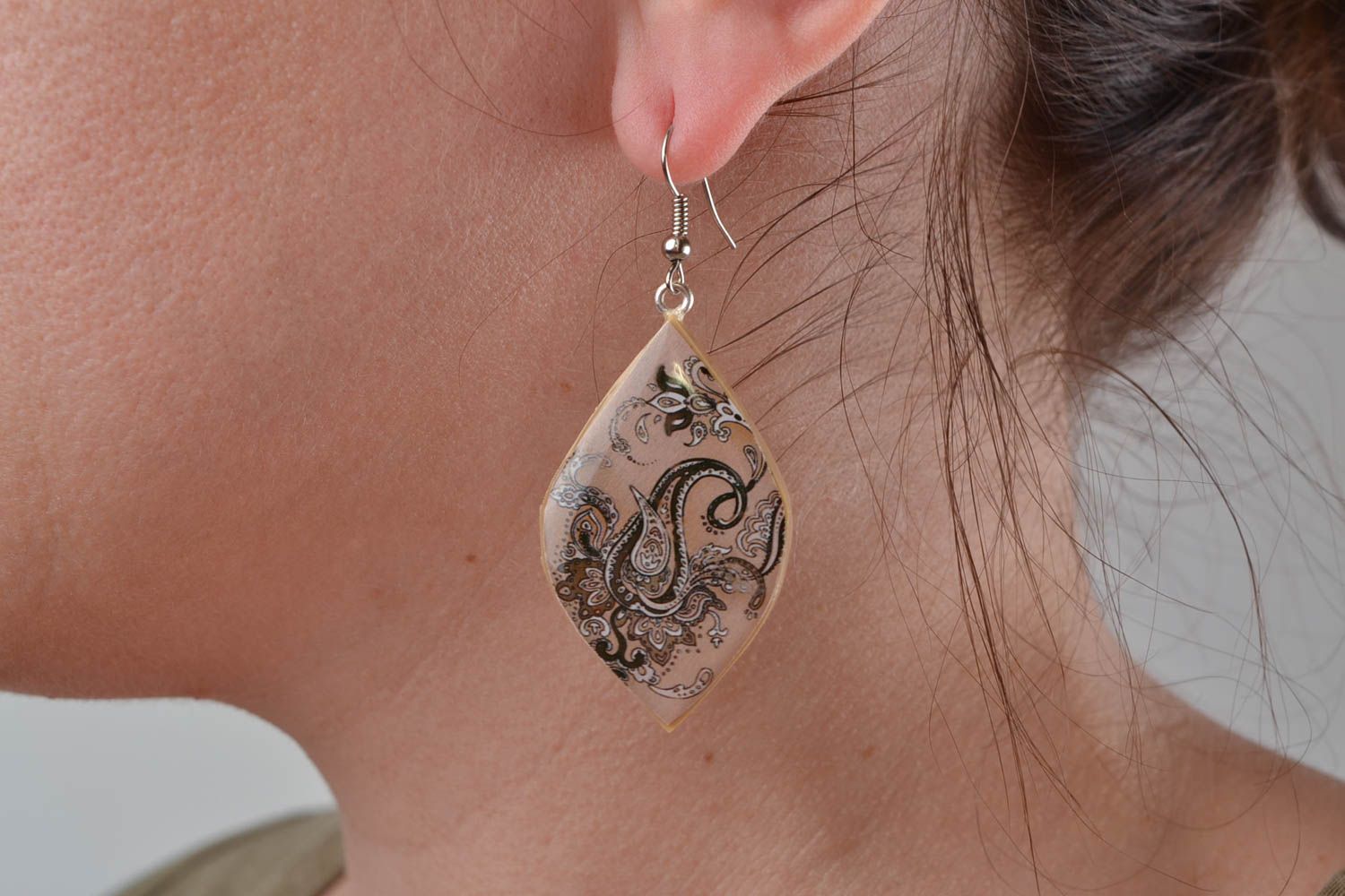 Handmade beige polymer clay decoupage earrings with black pattern paisley photo 2