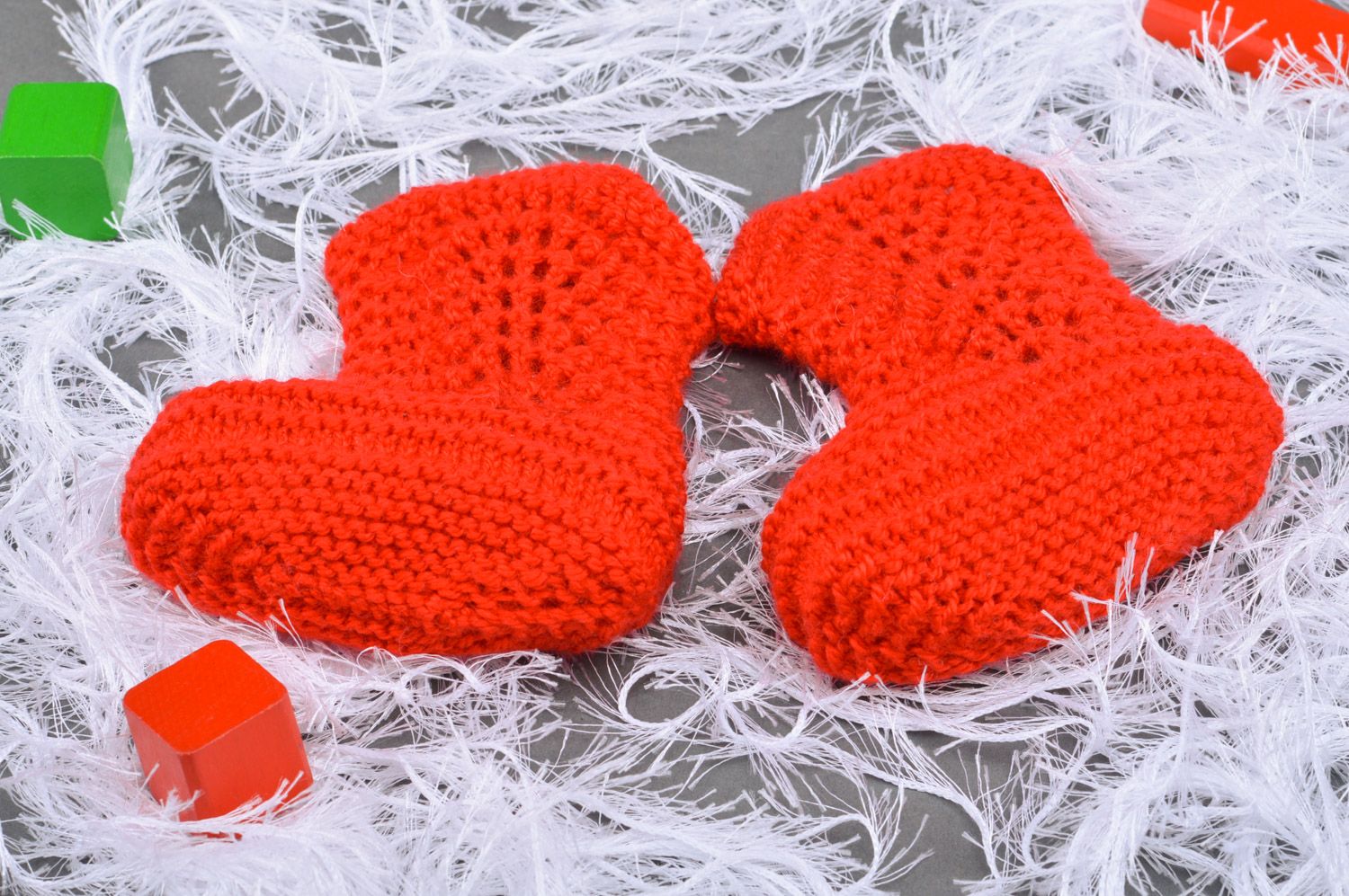 Chaussons de bébé tricotés aux aiguilles avec noeuds en satin faits main rouges photo 1