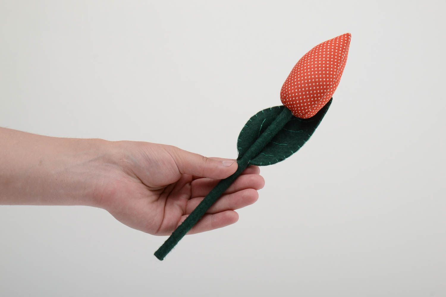 Künstlerische weiche Deko Tulpe aus Textil auf Holzbasis rot von Handarbeit  foto 5