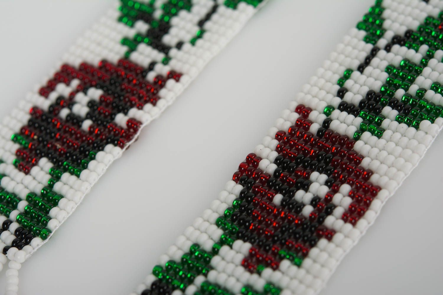 Collier en perles de rocaille large blanc rouge vert fait main ethnique photo 3