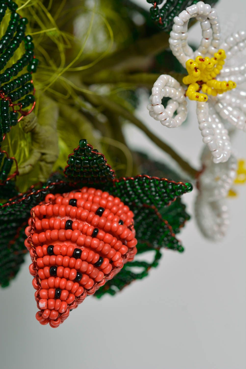 Клубничка и цветы из бисера в горшочке ручной работы для декора дома Лето фото 3