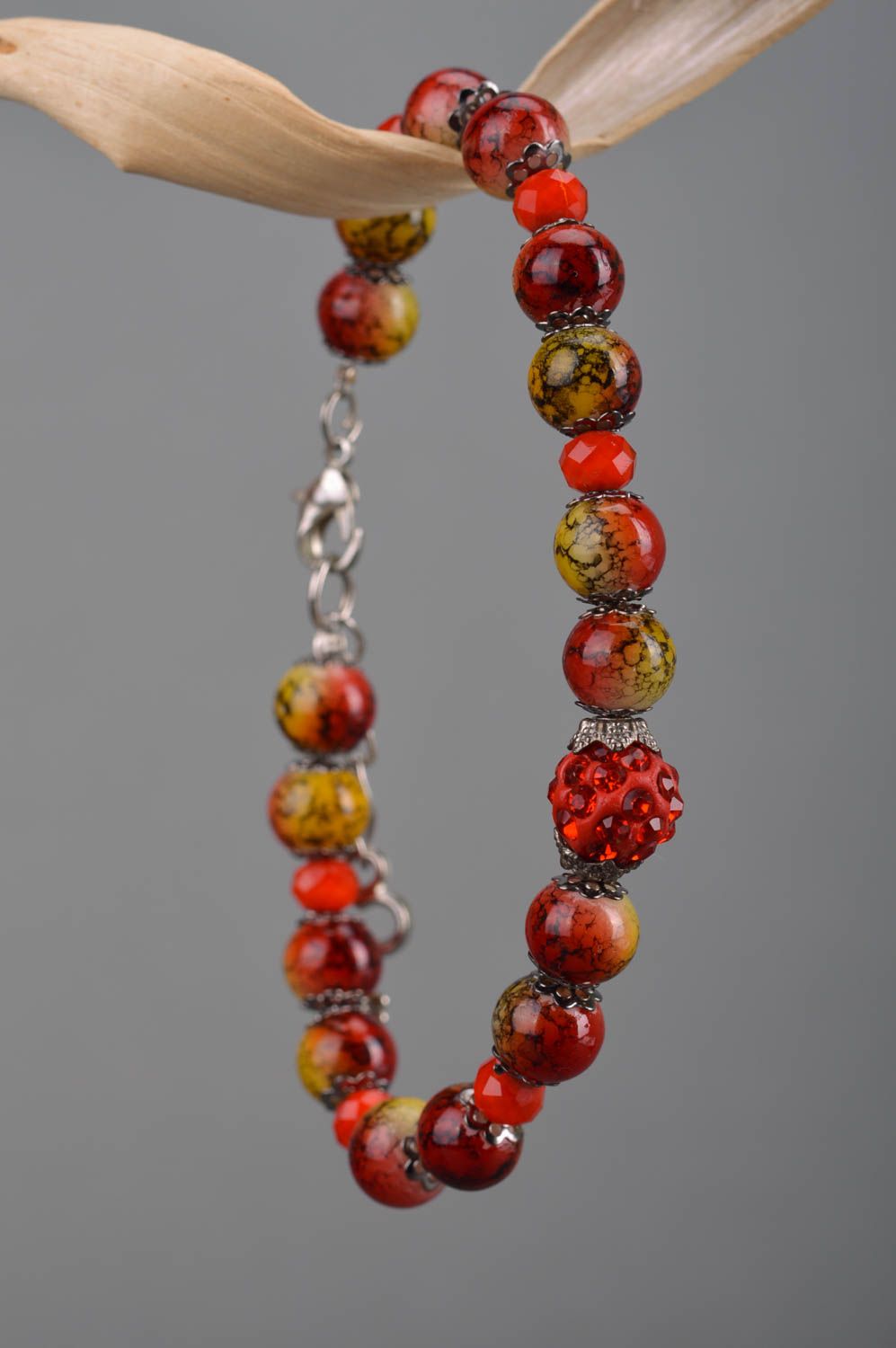 Bracelet en perles de verre rouges fait main bijou de créateur pour femme photo 3