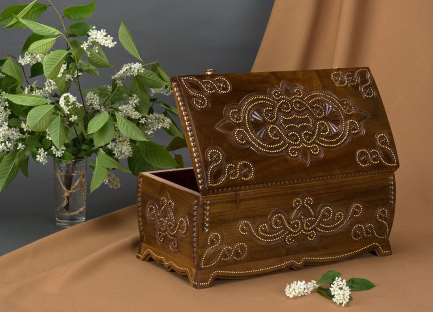 Carved jewelry box with inlay photo 1
