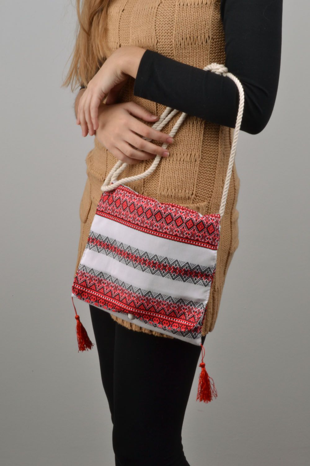 Shoulder bag in ethnic style photo 1
