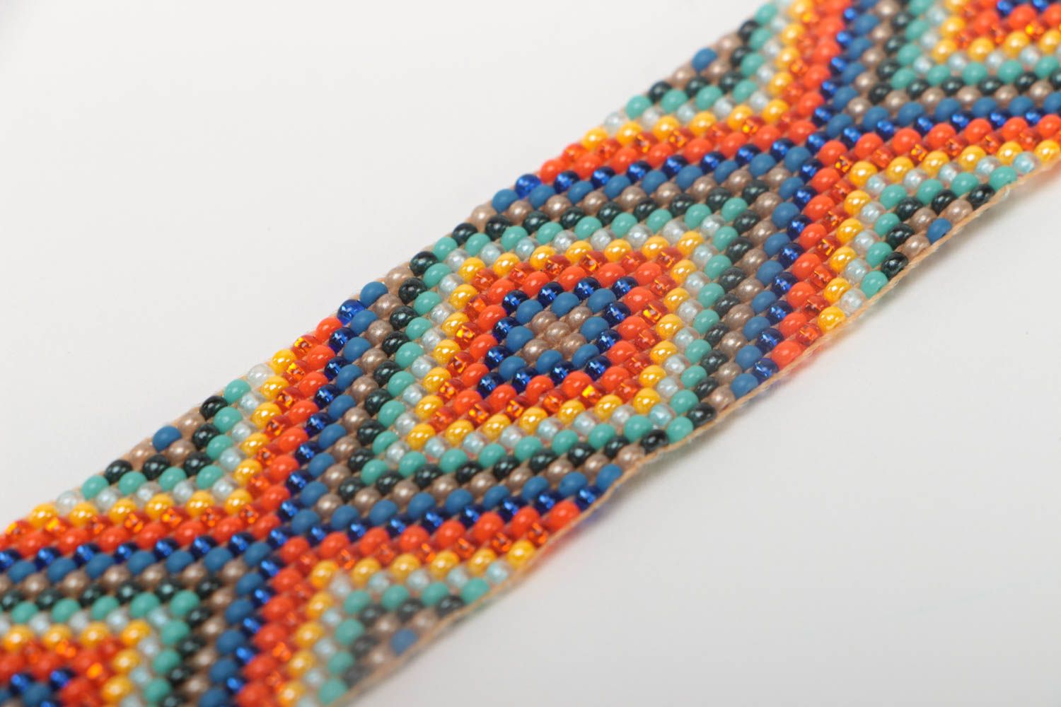 Bracelet en perles de rocaille multicolore fait main motif géométrique photo 3