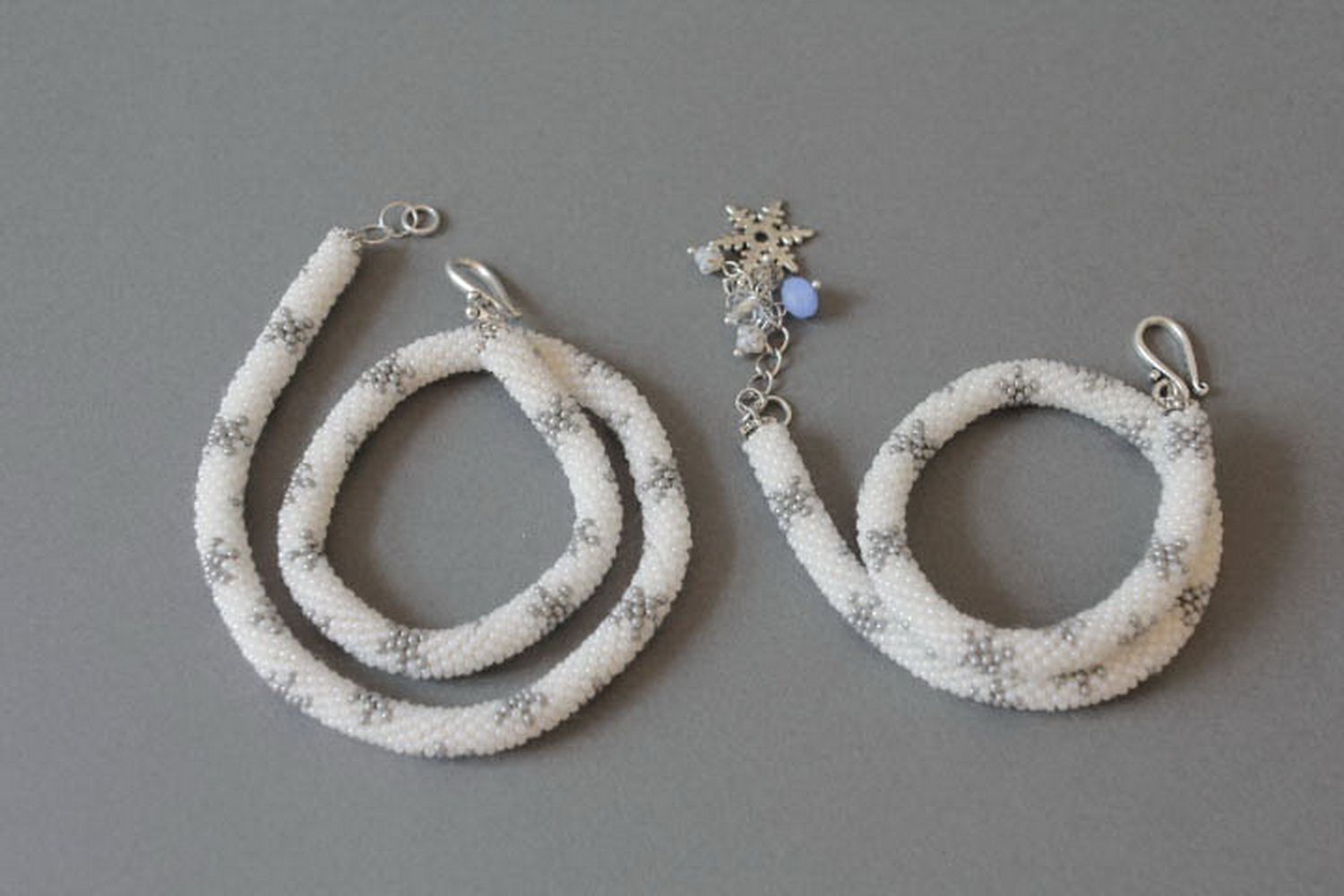 Conjunto de jóias de colar e bracelete, feito de miçangas checas foto 1