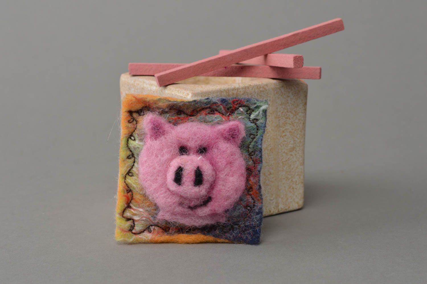 Aimant frigo en laine carré technique de feutrage fait main avec cochon rose photo 1
