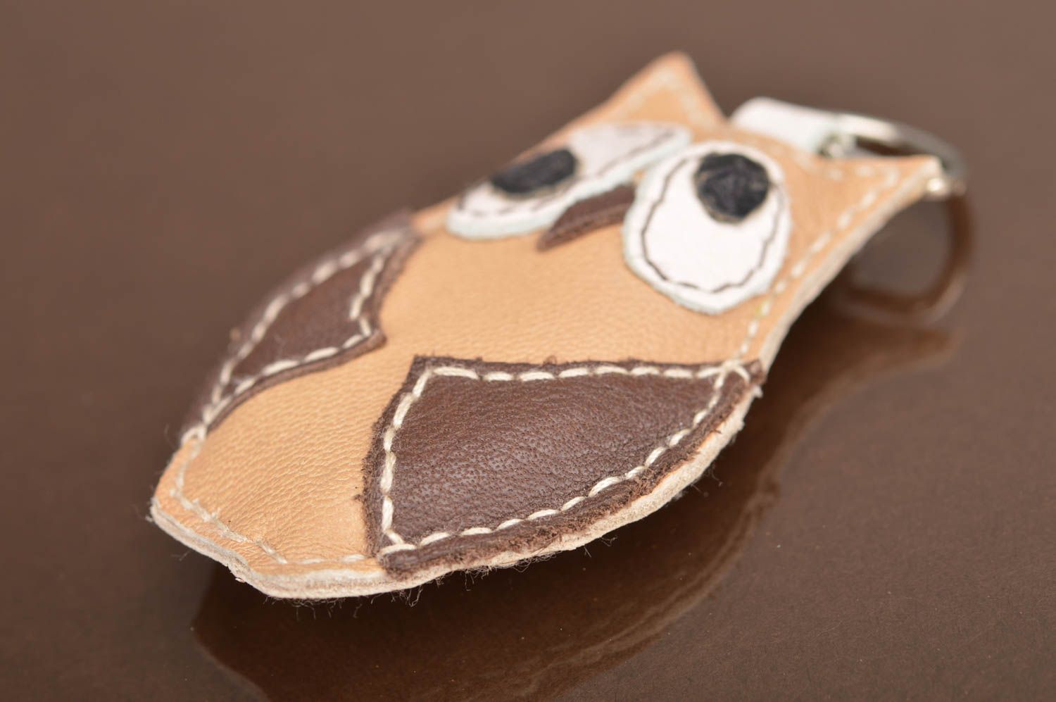 Брелок ручной работы из кожи в виде коричневой совушки ручной работы детский фото 2