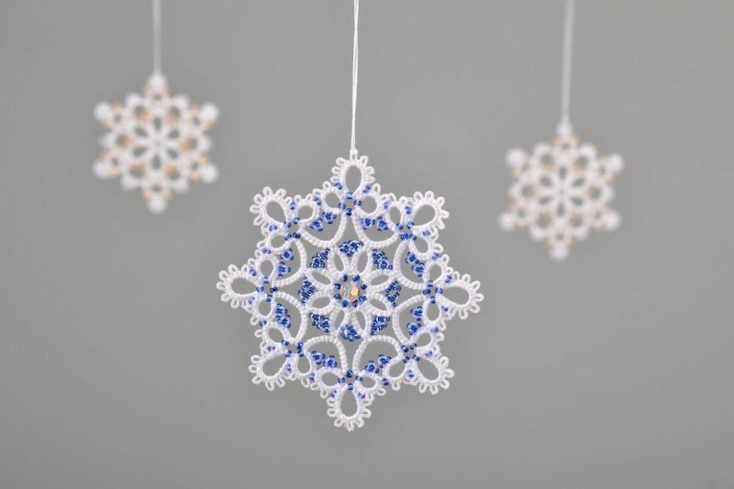 Елочное украшение из узелкового кружева Снежинка голубая фото 1