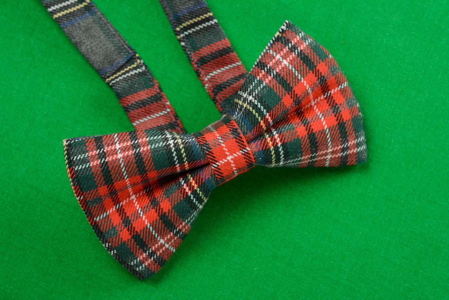 Gravata borboleta feita de tecido no estilo escocês foto 3