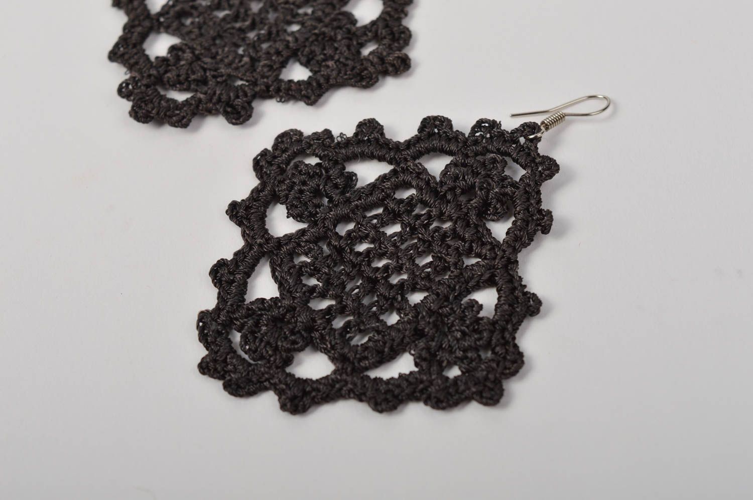 Pendientes a crochet negros hechos a mano bisutería tejida  accesorio de moda foto 4