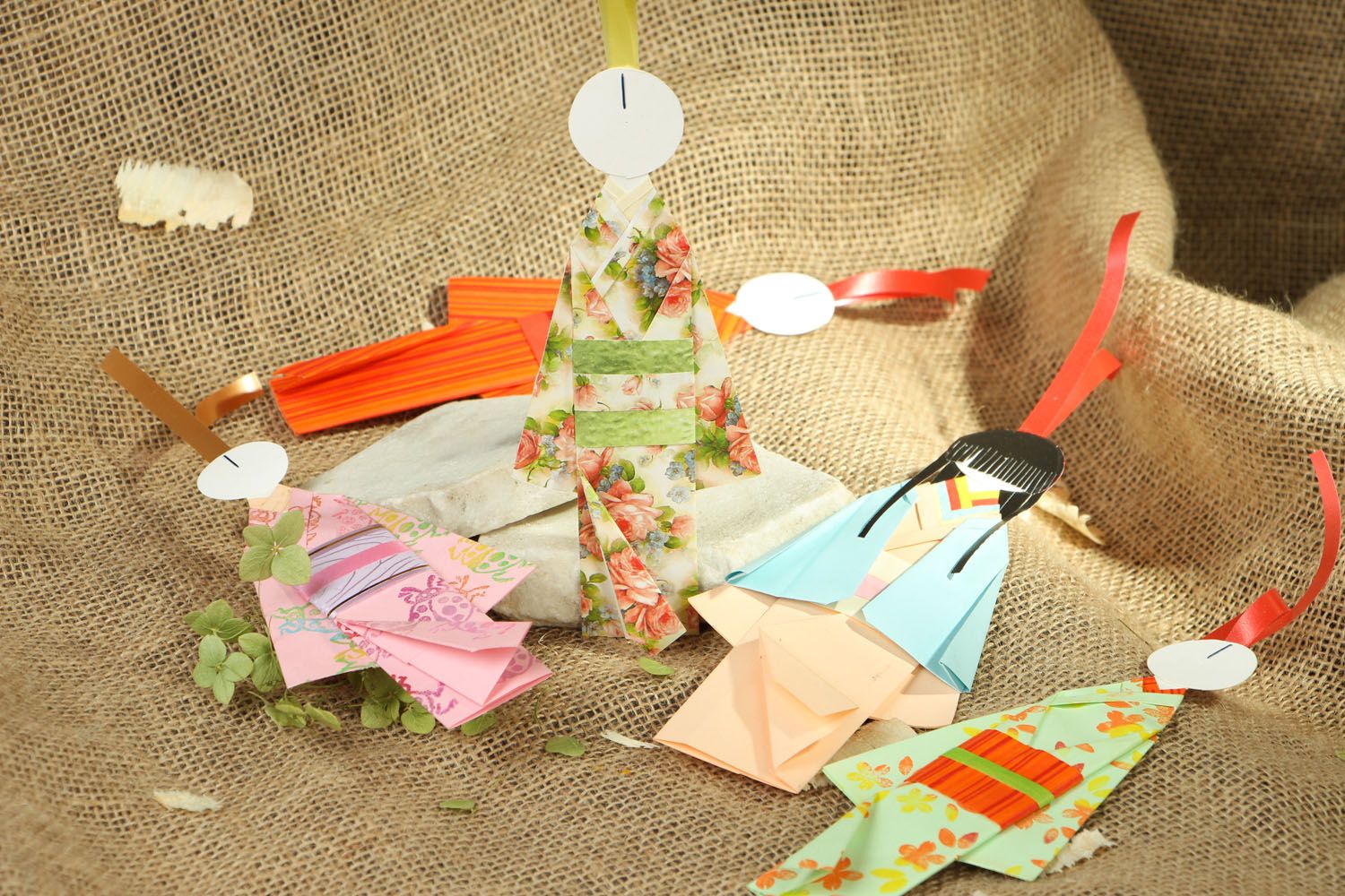 Marcapáginas artesanal de papel en forma de muñeca japonesa Chiyogami Ningyo foto 5