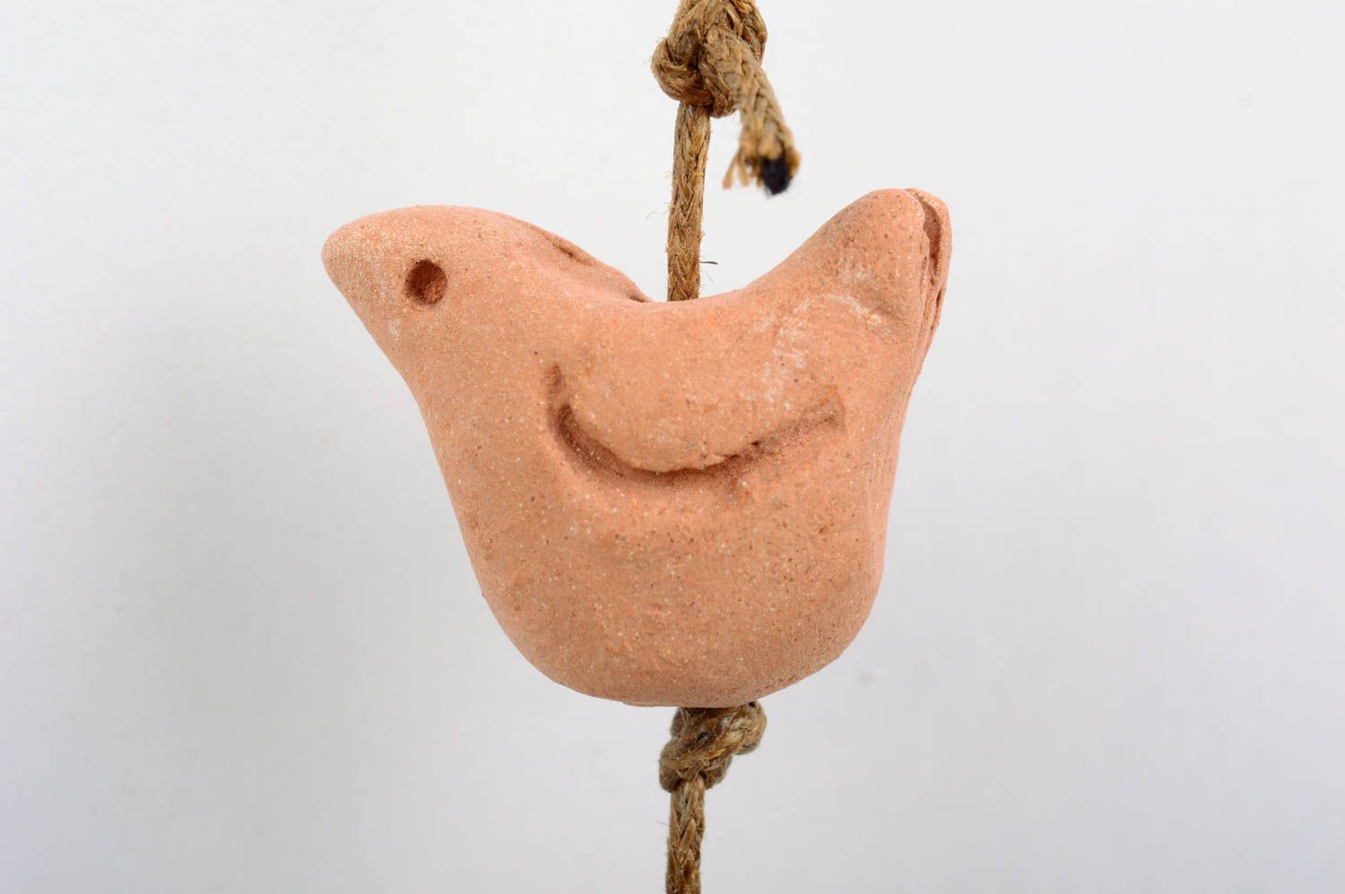 Авторский глиняный колокольчик ручной работы на шнурке украшенный птичкой фото 5
