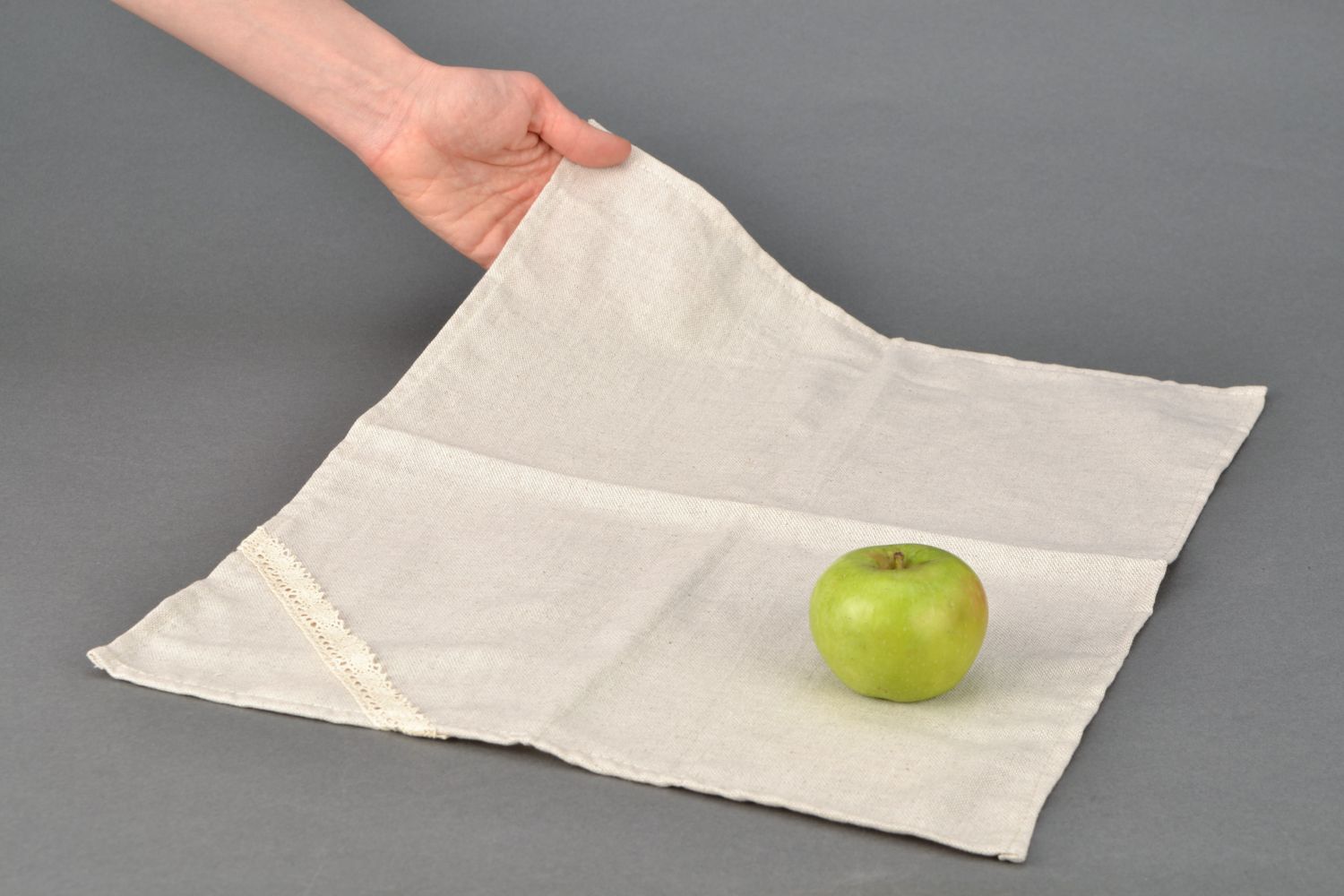 Serviette de table en tissu de coton et polyamide carrée blanche faite main photo 2