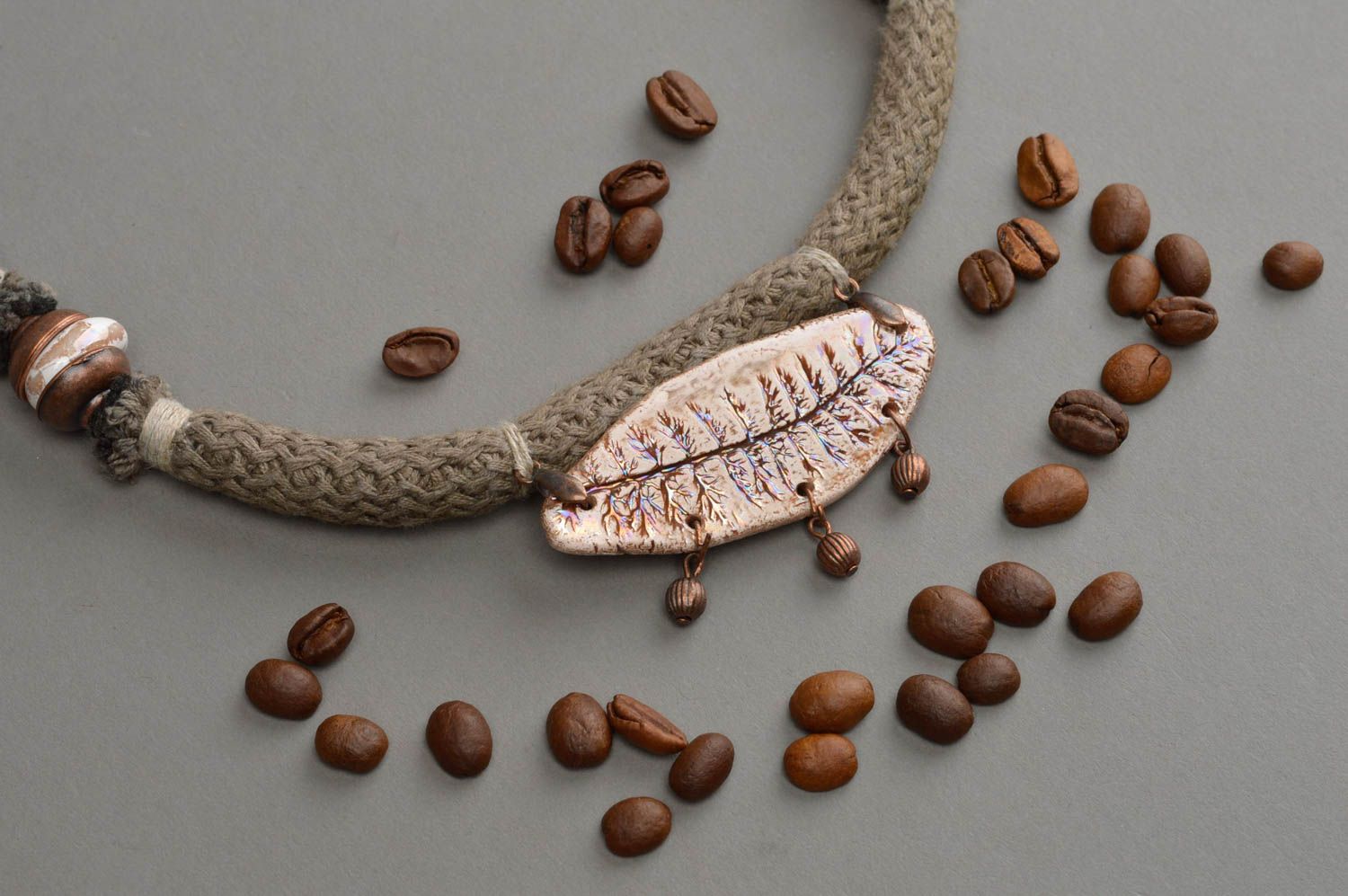 Collana di perline in argilla fatta a mano girocollo artigianale in stile etnico foto 1