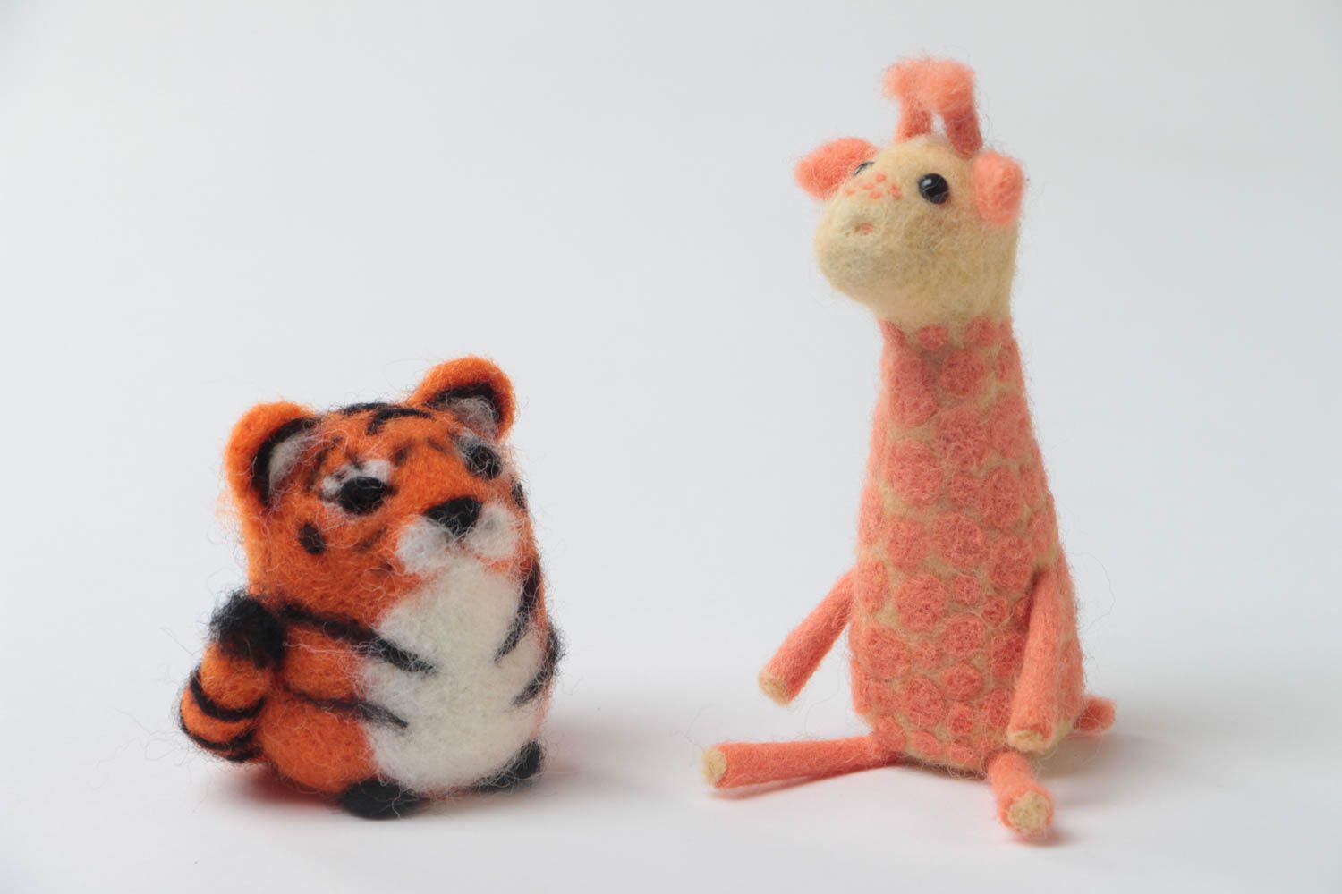 Set de juguetes de lana jirafa y tigre en técnica de fieltro seco artesanales  foto 2