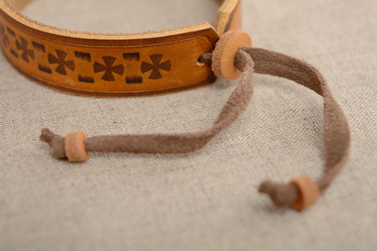 Bracelet en cuir naturel style ethnique fait main original marron de design photo 2