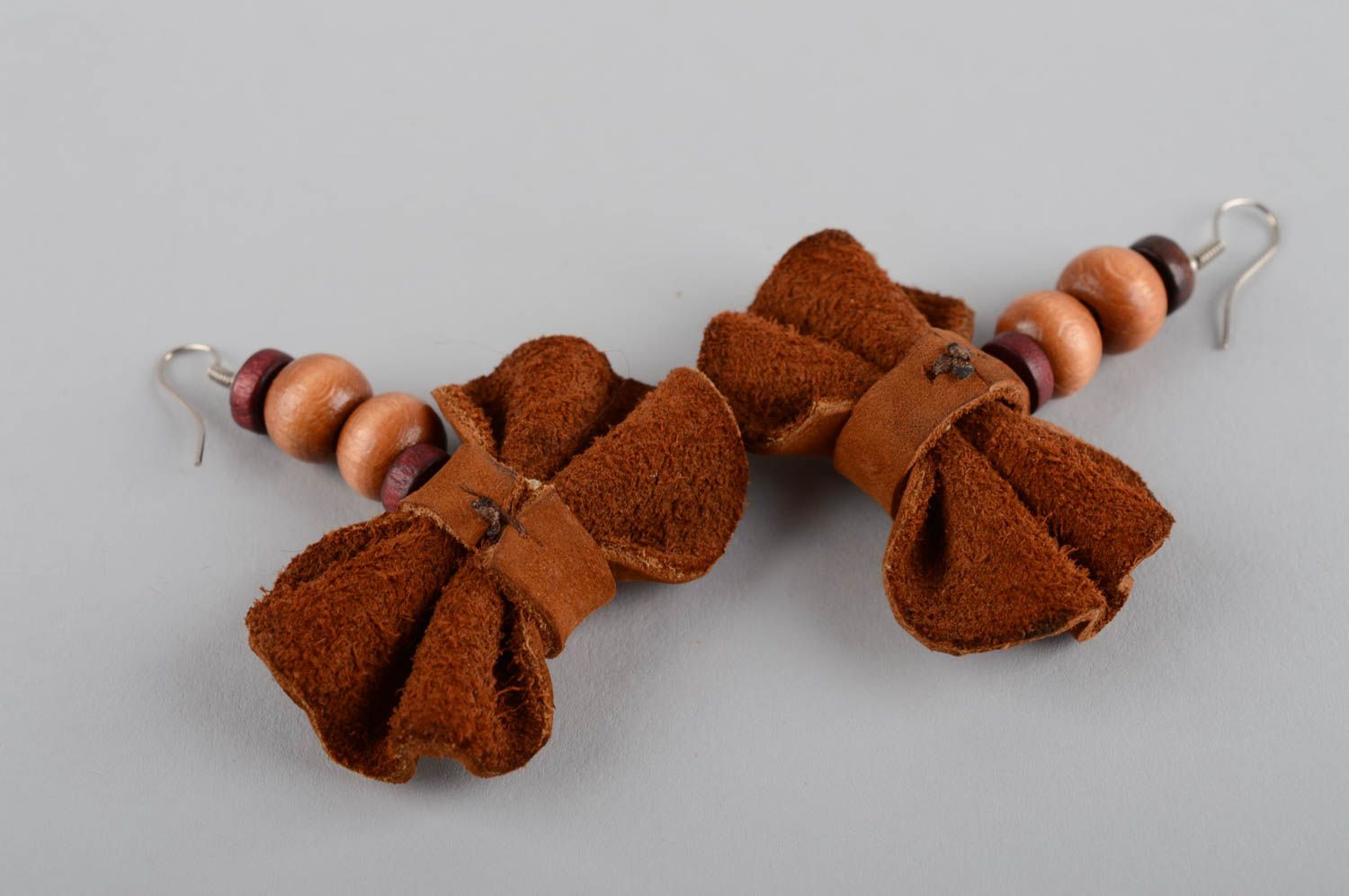 Boucles d'oreilles pendantes Bijoux fait main en cuir noeuds marron Cadeau femme photo 3