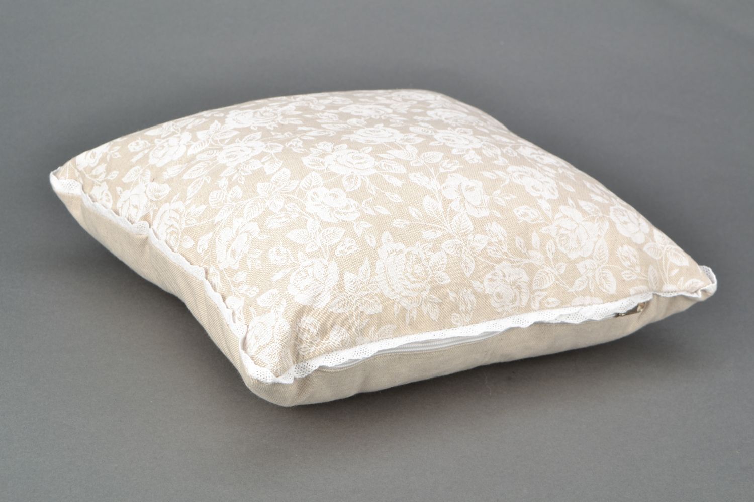 Taie d'oreiller en coton et polyamide blanche faite main carrée à motif fleurs photo 3